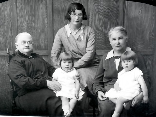 ../images/000-Aleen & Evelyn Bellamy. Lily Bellamy (Booth), Lucy Hannah Booth (Hare)  Elizabeth Hare (Parish).jpeg