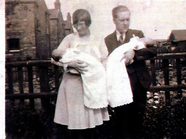 ../images/002-Arthur Charles Clarke & Lily Bellamy with Aleen & Evelyn Bellamy.jpeg