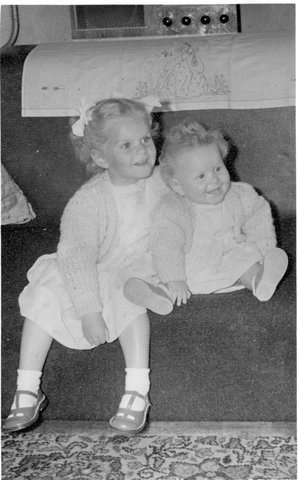 ../images/004-Seeley_old_209 Jennette & Wendy 20_06_1955.jpeg